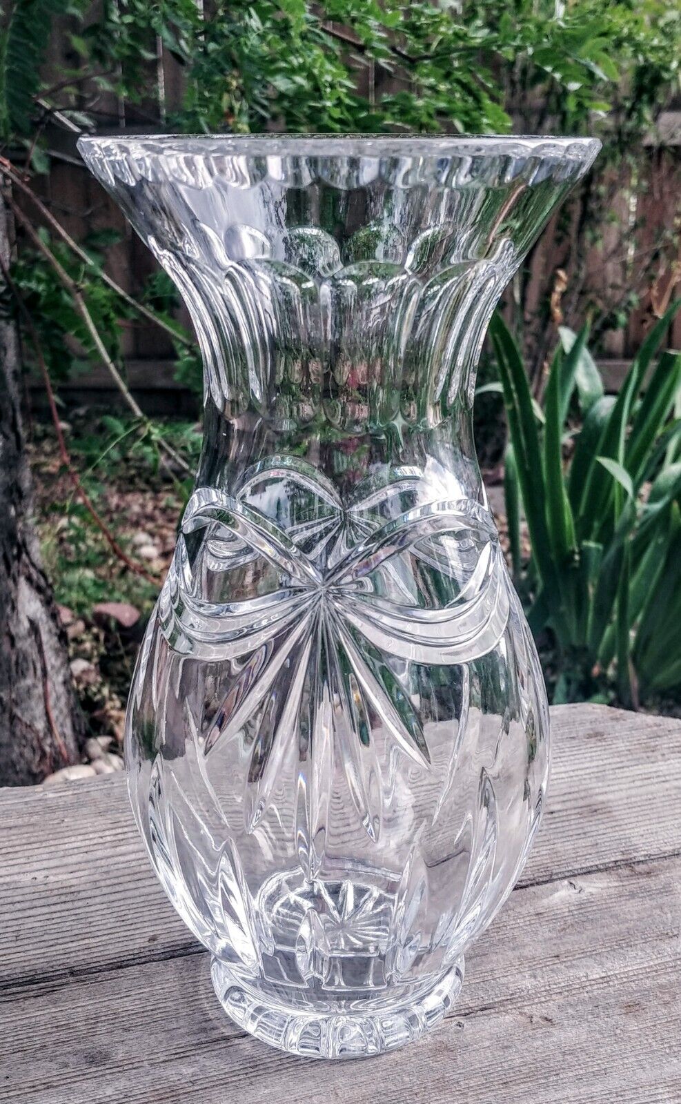 Beautiful 10in Lead Crystal Bows Ribbons Etched Clear Glass Vase