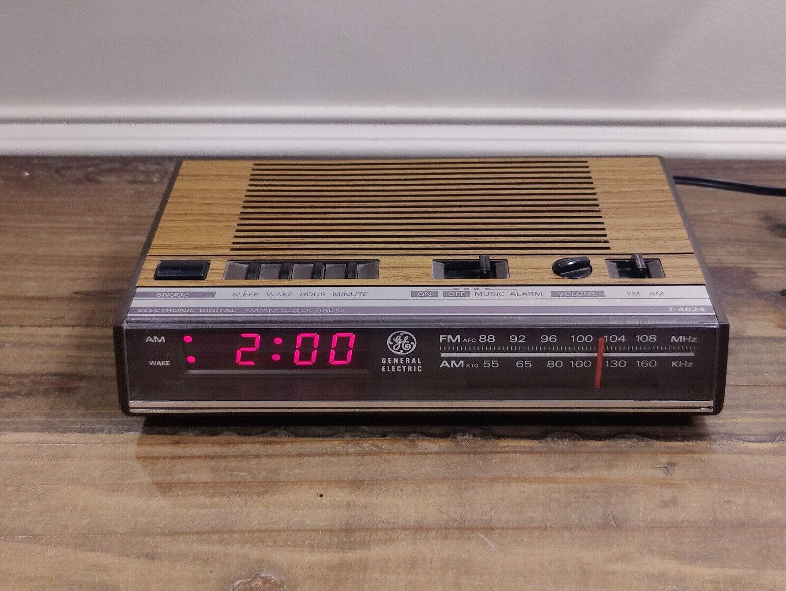 GE 7-4624B Radio Alarm Clock-AM/FM-Vintage 1989-Red Digits-Tested/Works-VG Cond.