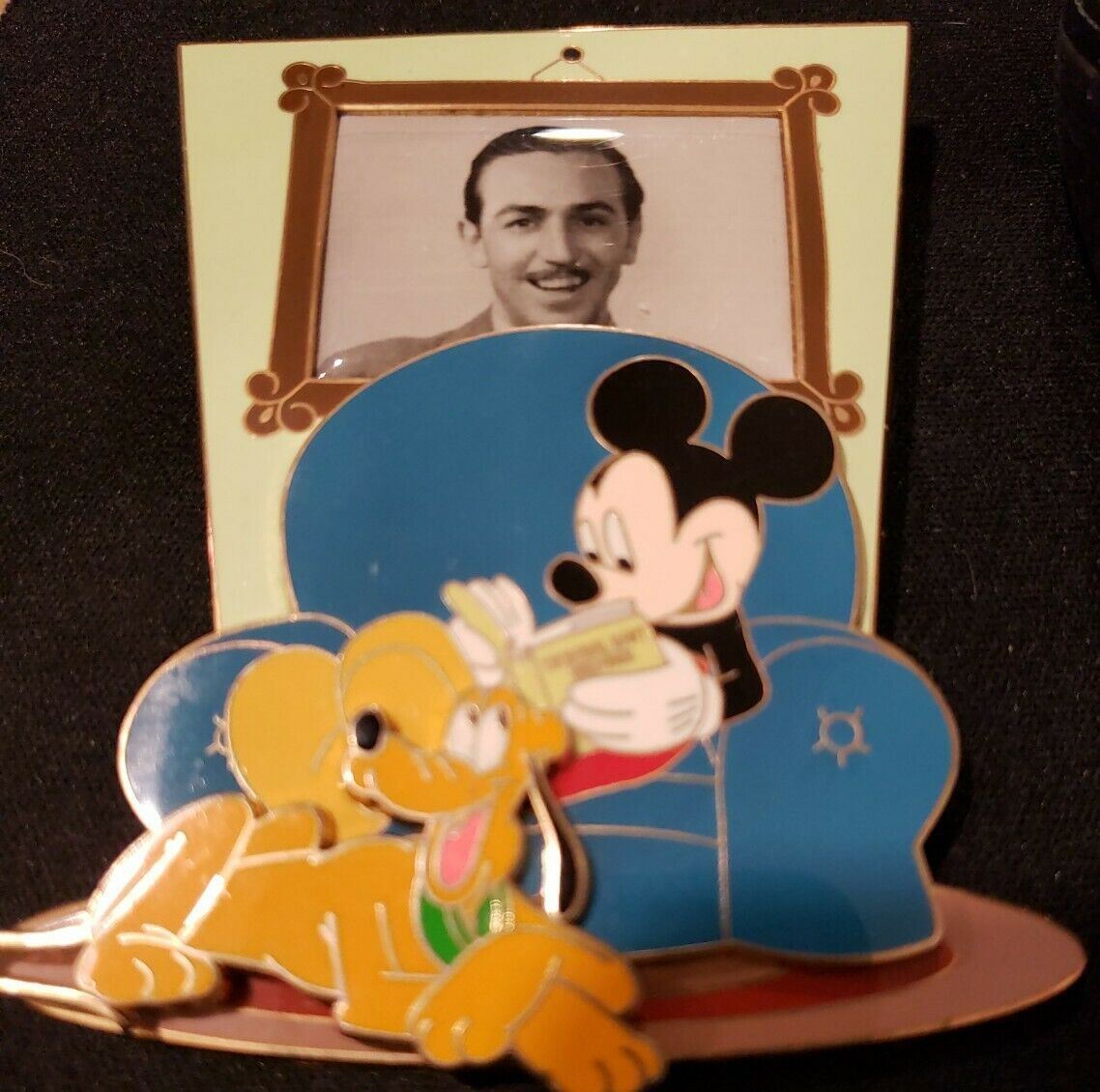 Disney Pin 48281 WDW Cast Mickey Mouse Reading with Pluto Walt 3D JUMBO LE 750