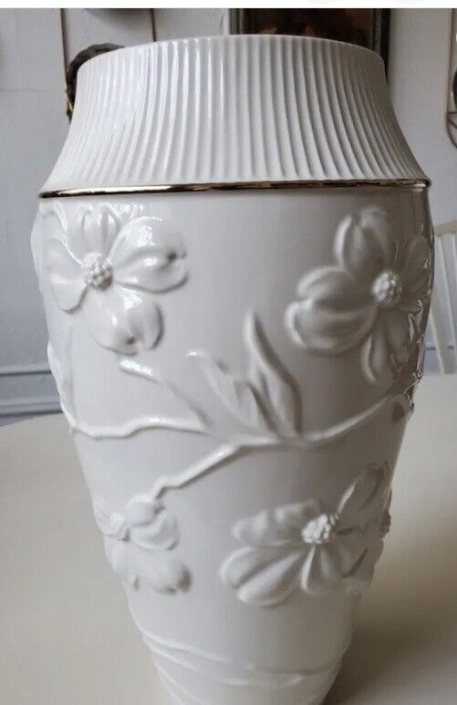 Lenox porcelain DOGWOOD Large Vase. Flowers. New in box. 