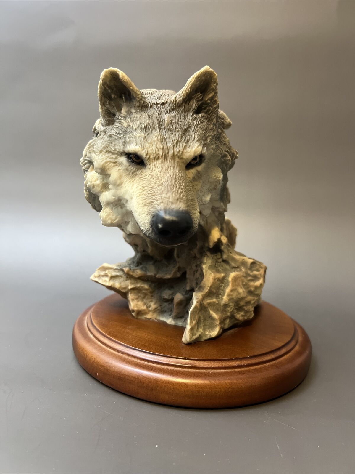 Mill Creek Studios Focused Prey Wolf Head Sculpture USA Made Wood Base Nice Cond