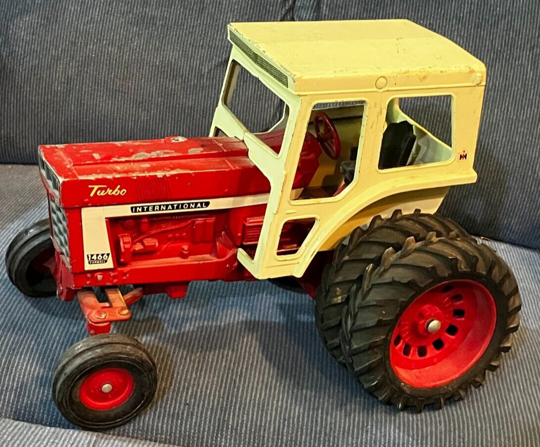 Vintage Ertl International Harvester Farmall 1466 Turbo Toy Tractor duals & cab