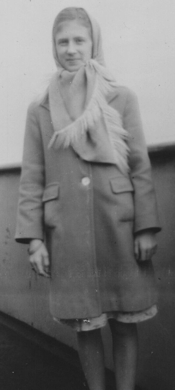 9F Photograph Girl Portrait Snapshot 1940-50’s