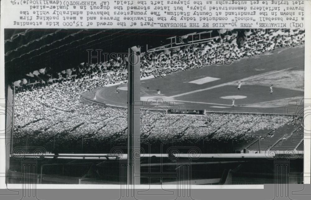 1954 Press Photo Milwaukee Braves County Stadium Crowd Of Children School