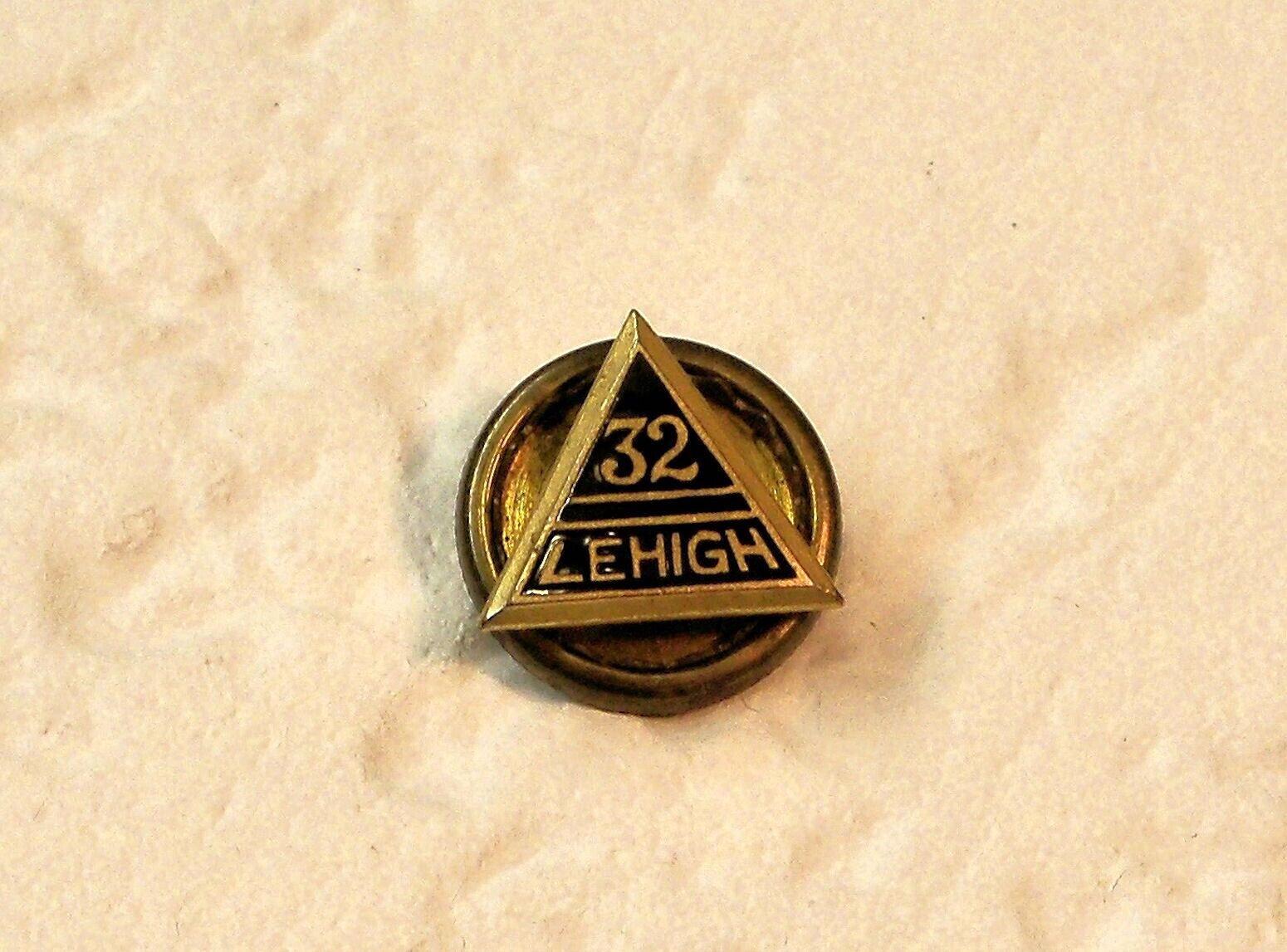 Vintage 1932 Lehigh University Bethlehem Pennsylvania Screw Back Lapel Pin - VG