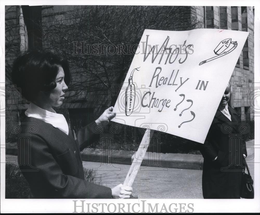 1969 Press Photo Picketing Catholic High