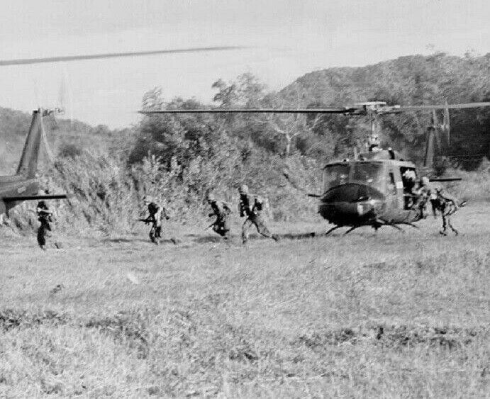 UH-1D Huey at LZ X-Ray during the Battle of Ia Drang 8x10 Vietnam War Photo 284