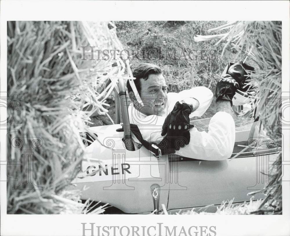 Press Photo Actor Mike Connors, Driving Vehicle - kfp12442