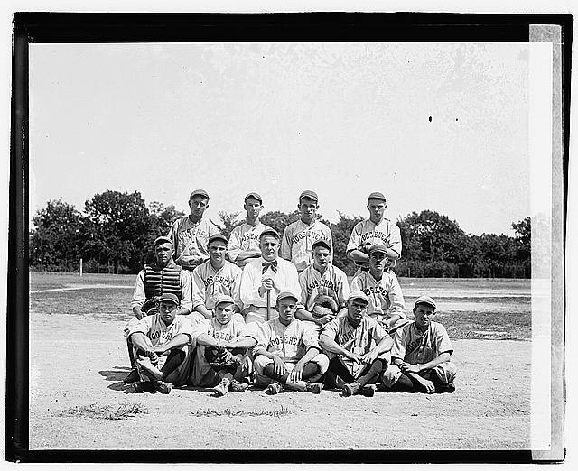 Photo:Davis with baseball team
