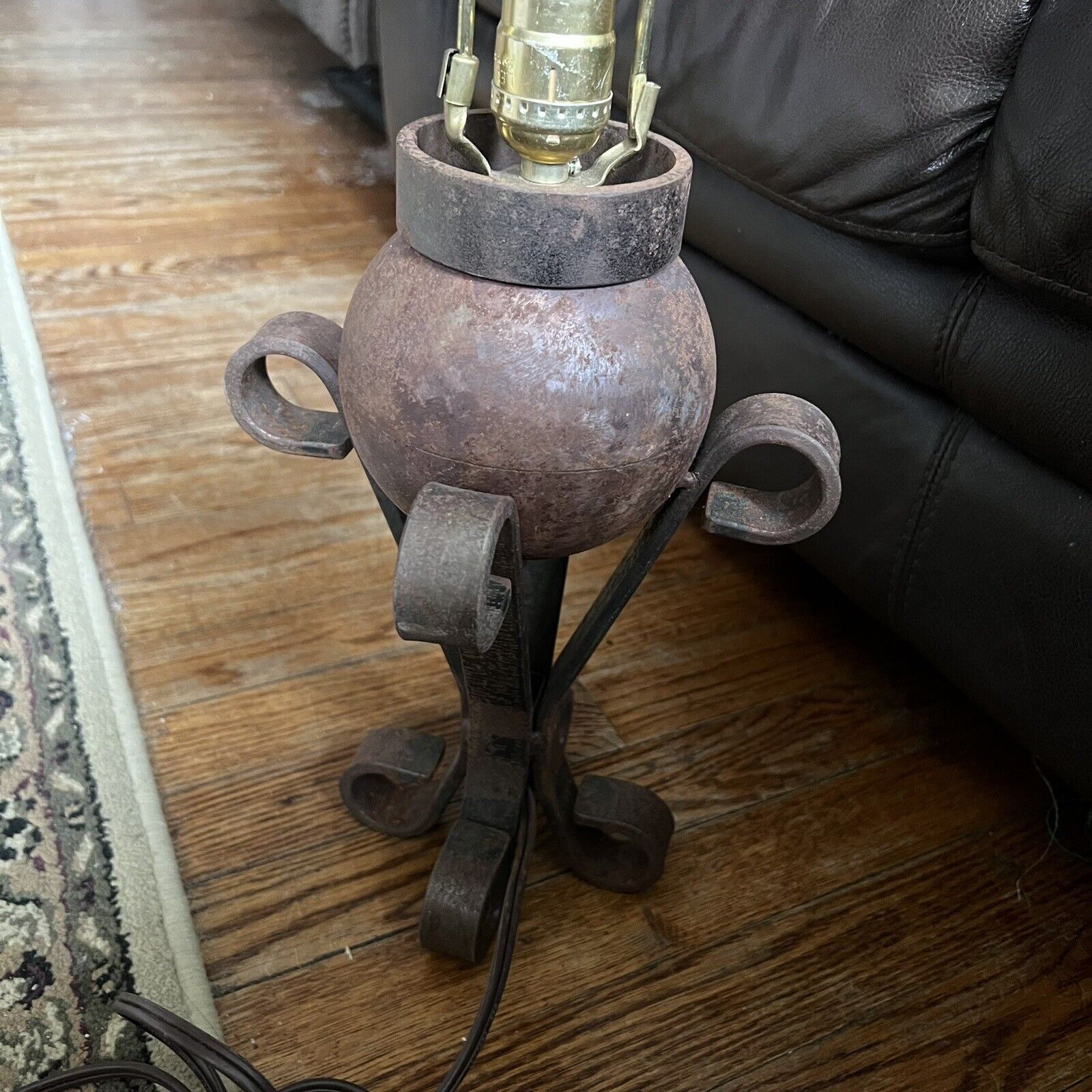 Vtg *LEVITON* 1920's Ornate cast Brass TABLE LAMP - Original - Cannonball Figure