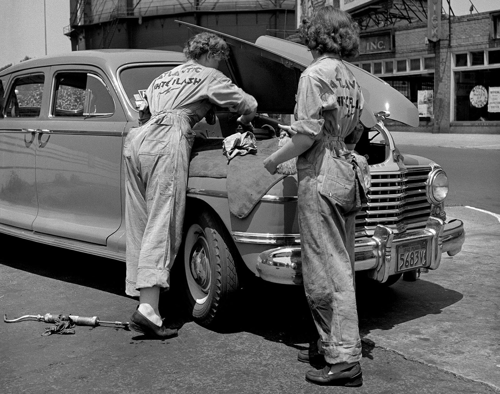 1943 WOMEN GAS STATION GARAGE MECHANICS PHOTO  (195-L)