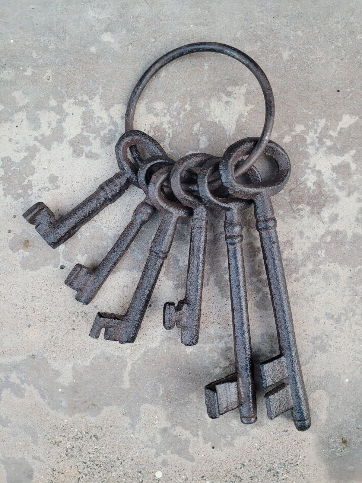 Rustic Jailor Pirate Skeleton Keys Ring  Black Cast Iron Old West Décor 6 Keys