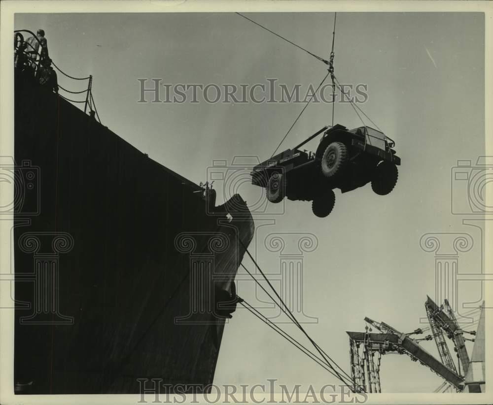 1954 Press Photo Truck being loaded on ship at New Orleans Port of Embarkation