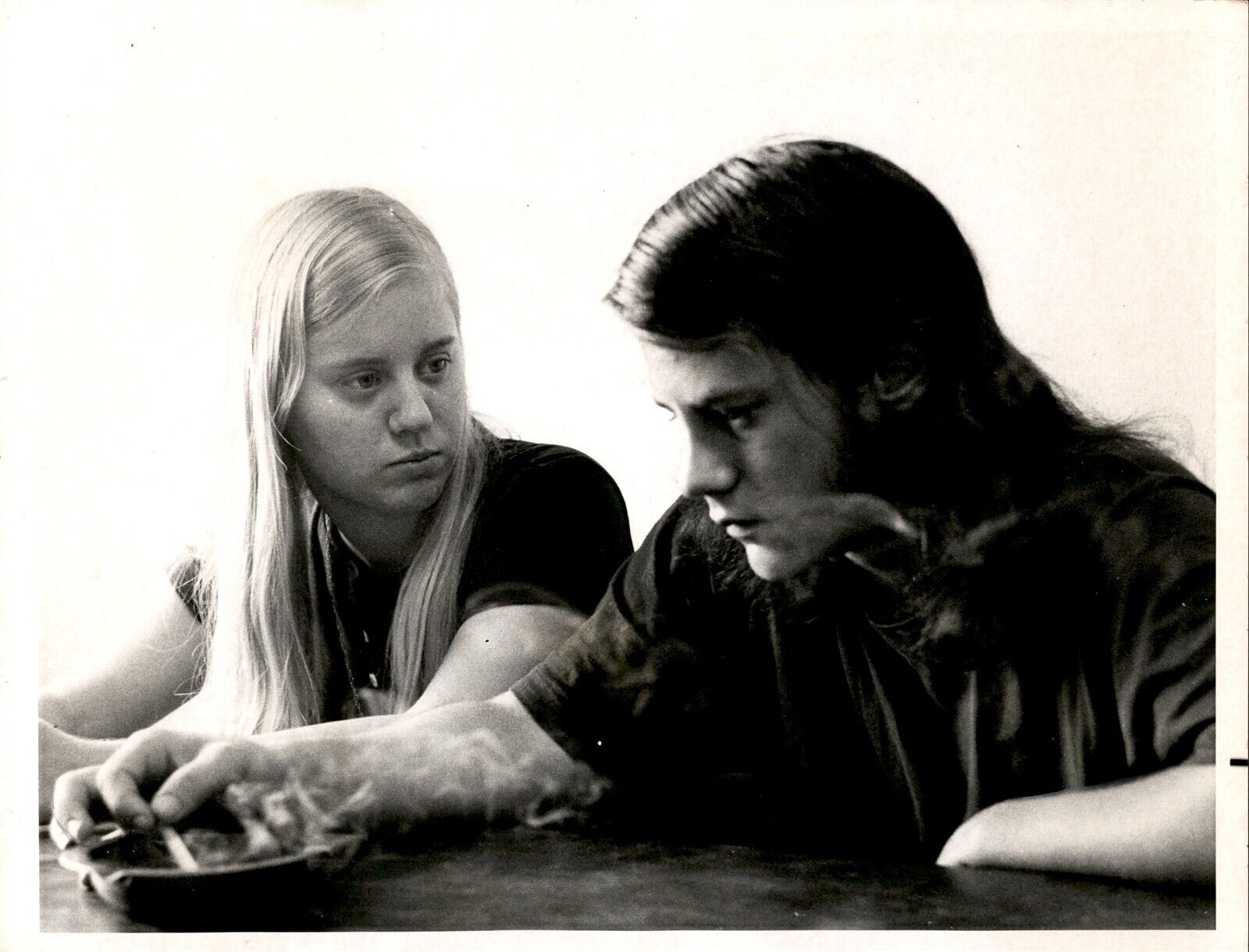 LD287 1970 Original Photo MOODY TEENAGERS TLKING Long Hair Counterculture Smoke