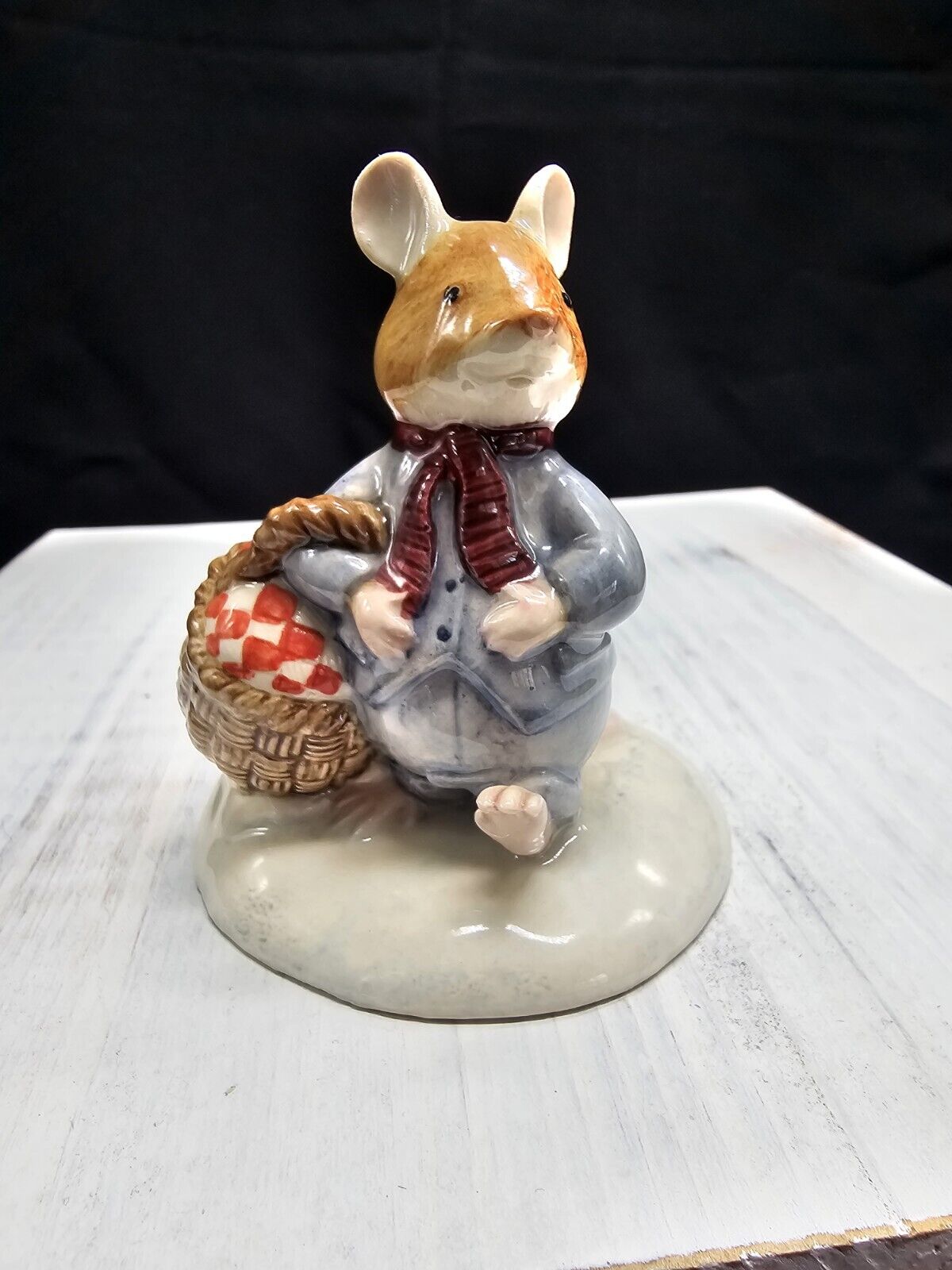 Brambly Hedge Wilfred Carries the Picnic 2000  Figurine by Royal Doulton DBH 34