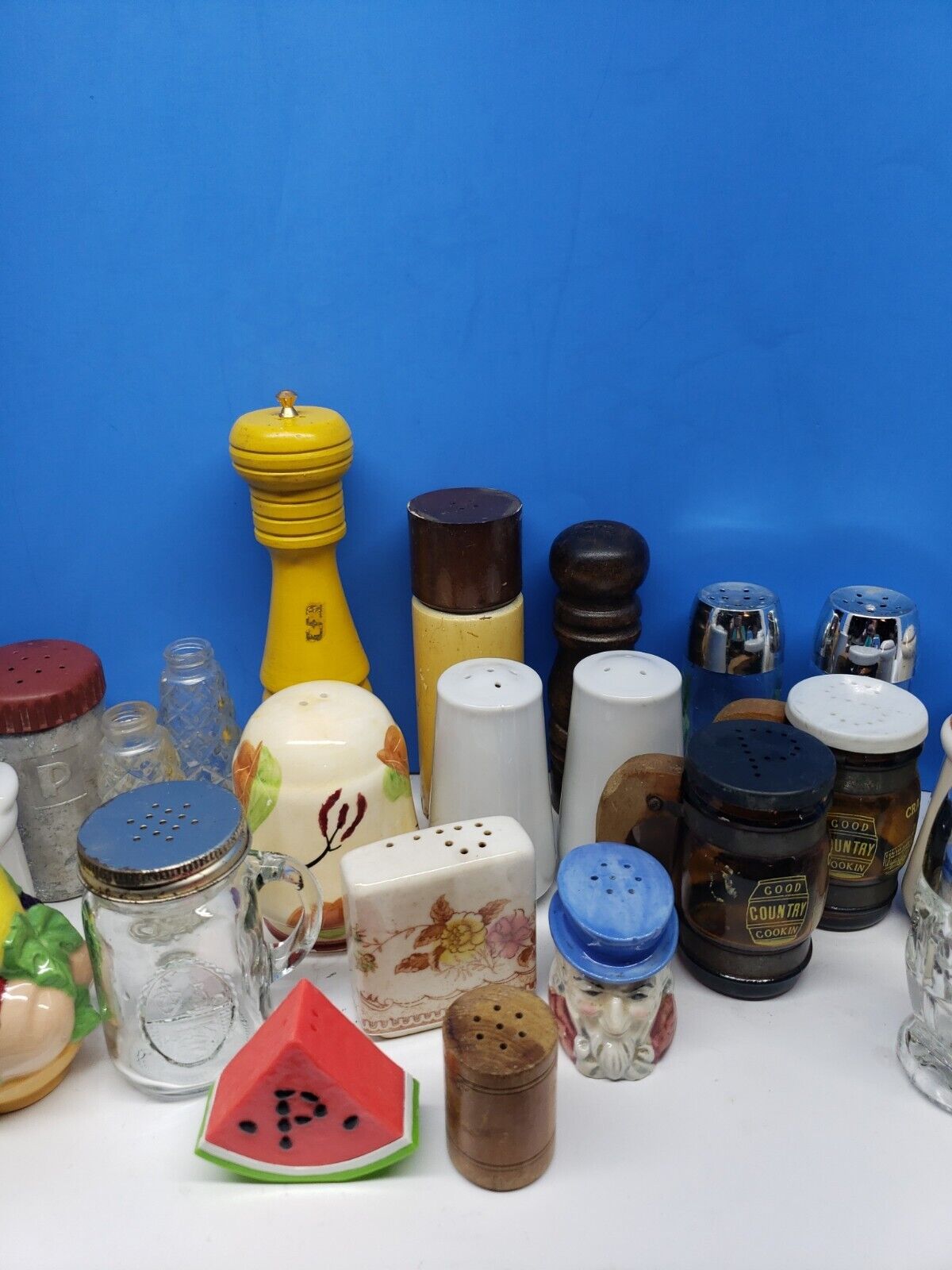 Lot of Assorted Vintage & Modern Salt & Pepper Shakers - 6 sets, 14 individuals