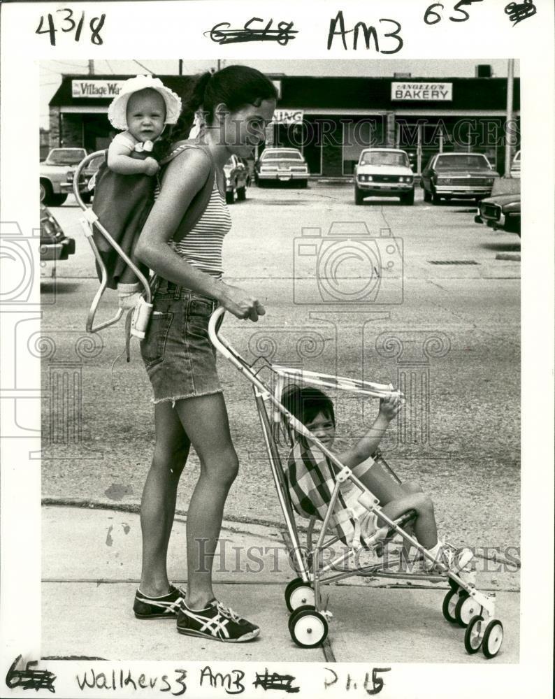 1981 Press Photo Beth Cady takes Daughters Sarah and Jessie on Cleary Avenue