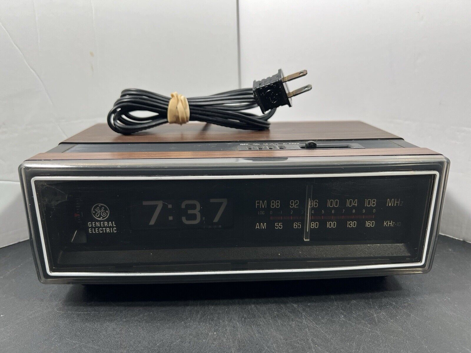 VTG 1984 General Electric GE Walnut Flip Clock Radio Alarm 7-4305C[Tested&Works]