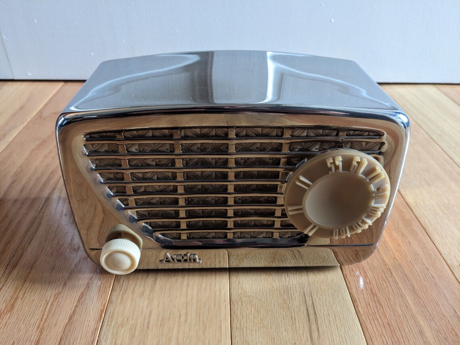 Vintage 1940s Sears Silvertone Arvin Tube Radio AM Metal Casing Silver CHROME