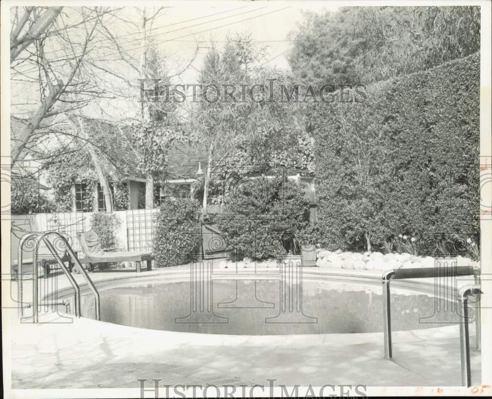 1956 Press Photo Actress Jean Hagen\'s Brentwood home with swimming pool.
