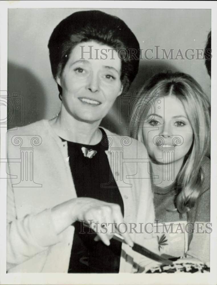 1972 Press Photo Actress Patricia Neal celebrates birthday at England movie set
