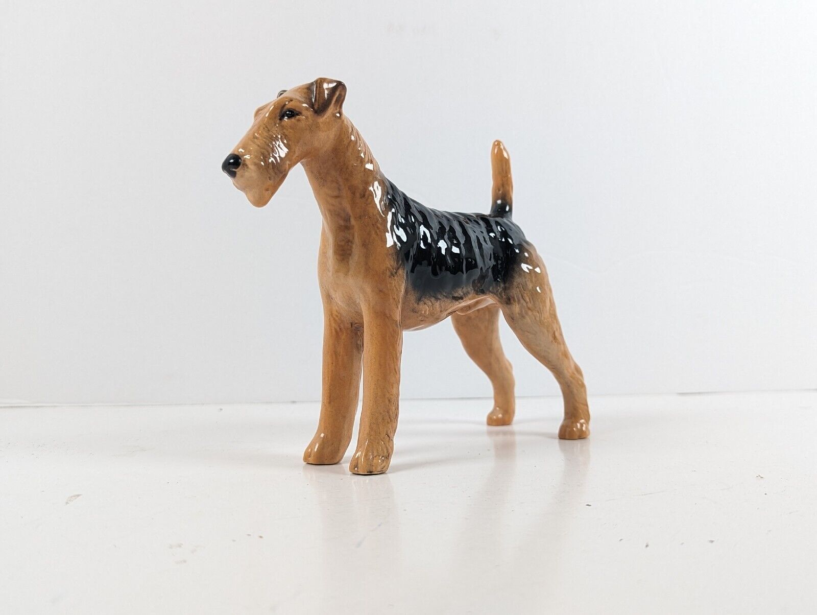 VINTAGE BESWICK CLASSIC AIREDALE TERRIER DOG FIGURINE