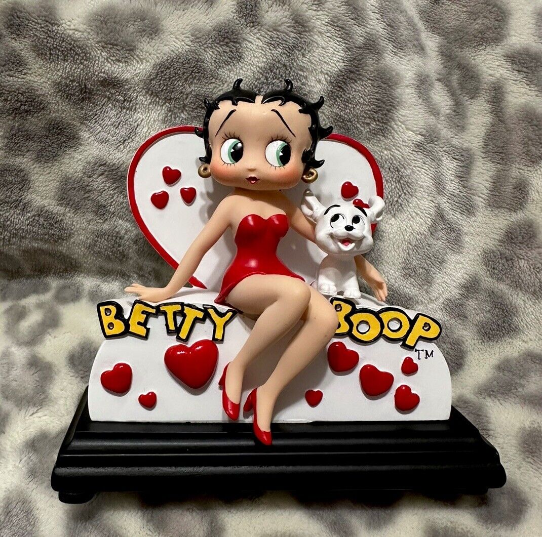 Betty Boop Sitting On Heart Chair On Pedastel Figurine 2001, 2001