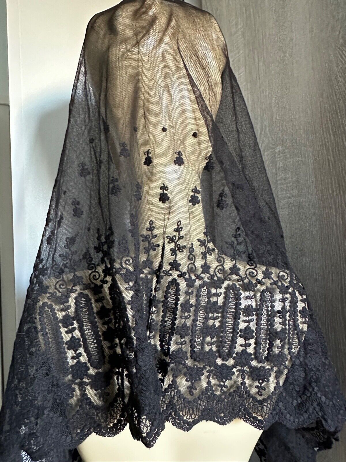 Magnificent French Antique Chantilly lace Veil - Floral design, plumetis 54\