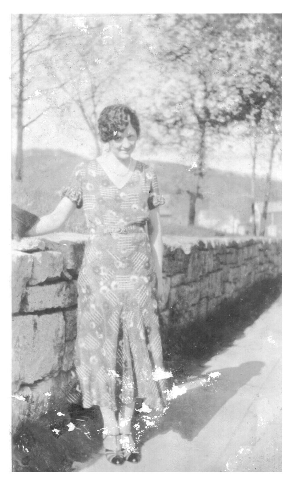 LADY BY THE STONE WALL,WISCONSIN DELLS,1933.VTG 4.3\