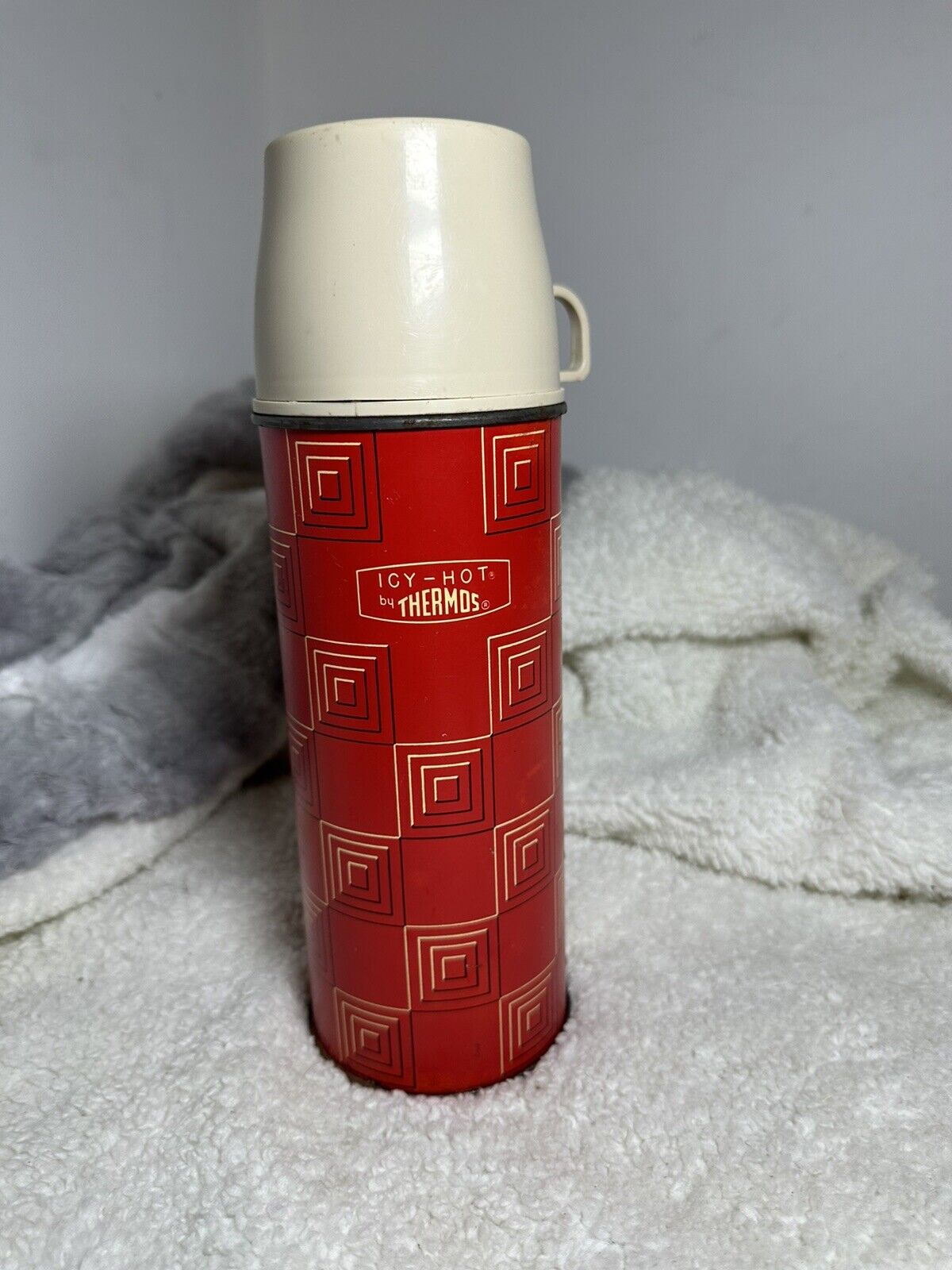 Vtg Thermos Icy Hot Quart Red Squares Geometric MCM With Tan Cap Cup Stopper