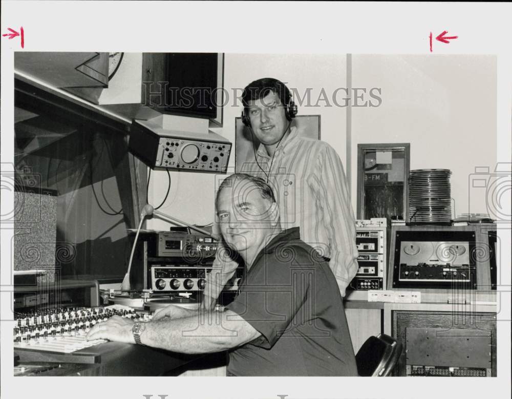 1987 Press Photo Pete Steigerwald and Bruce Munsterman at KHCB radio in Houston
