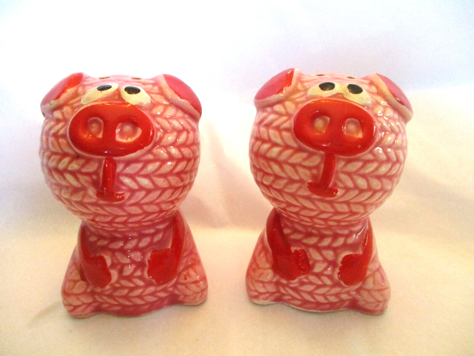Vintage 1960\'s Pink Pig Knitted Yarn design pigs - salt pepper shakers