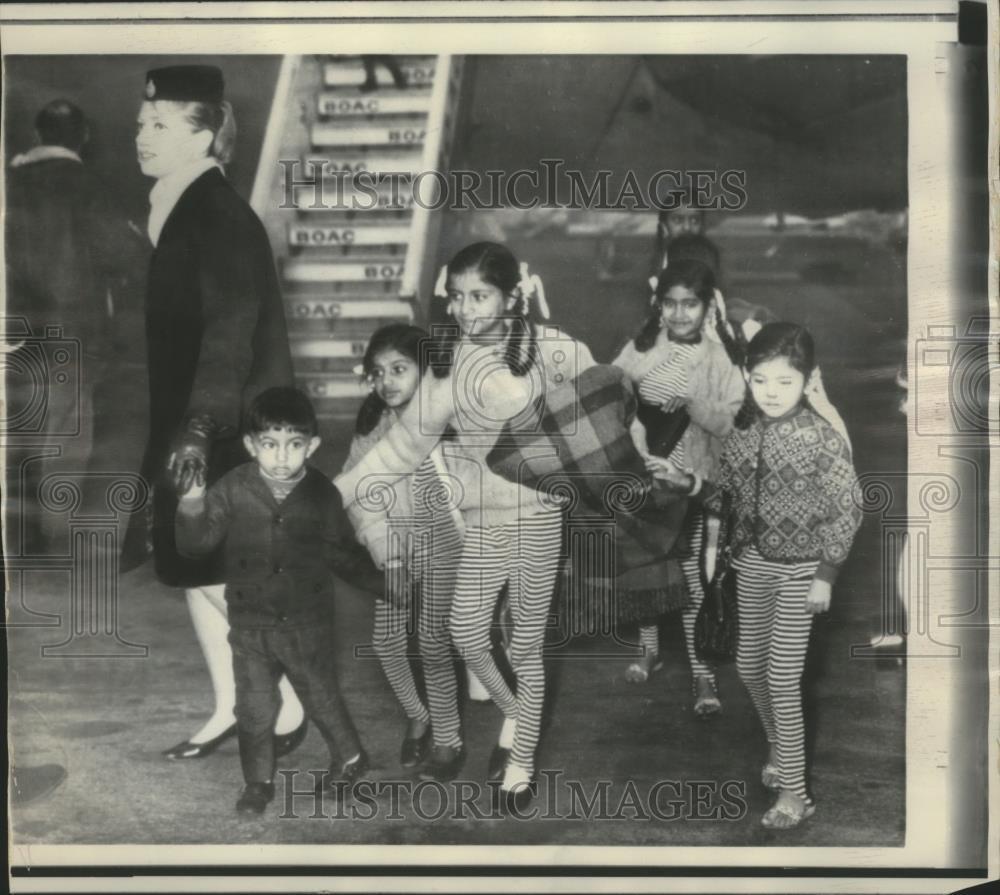 1968 Press Photo Children emigrating from Kenya arrive in London England