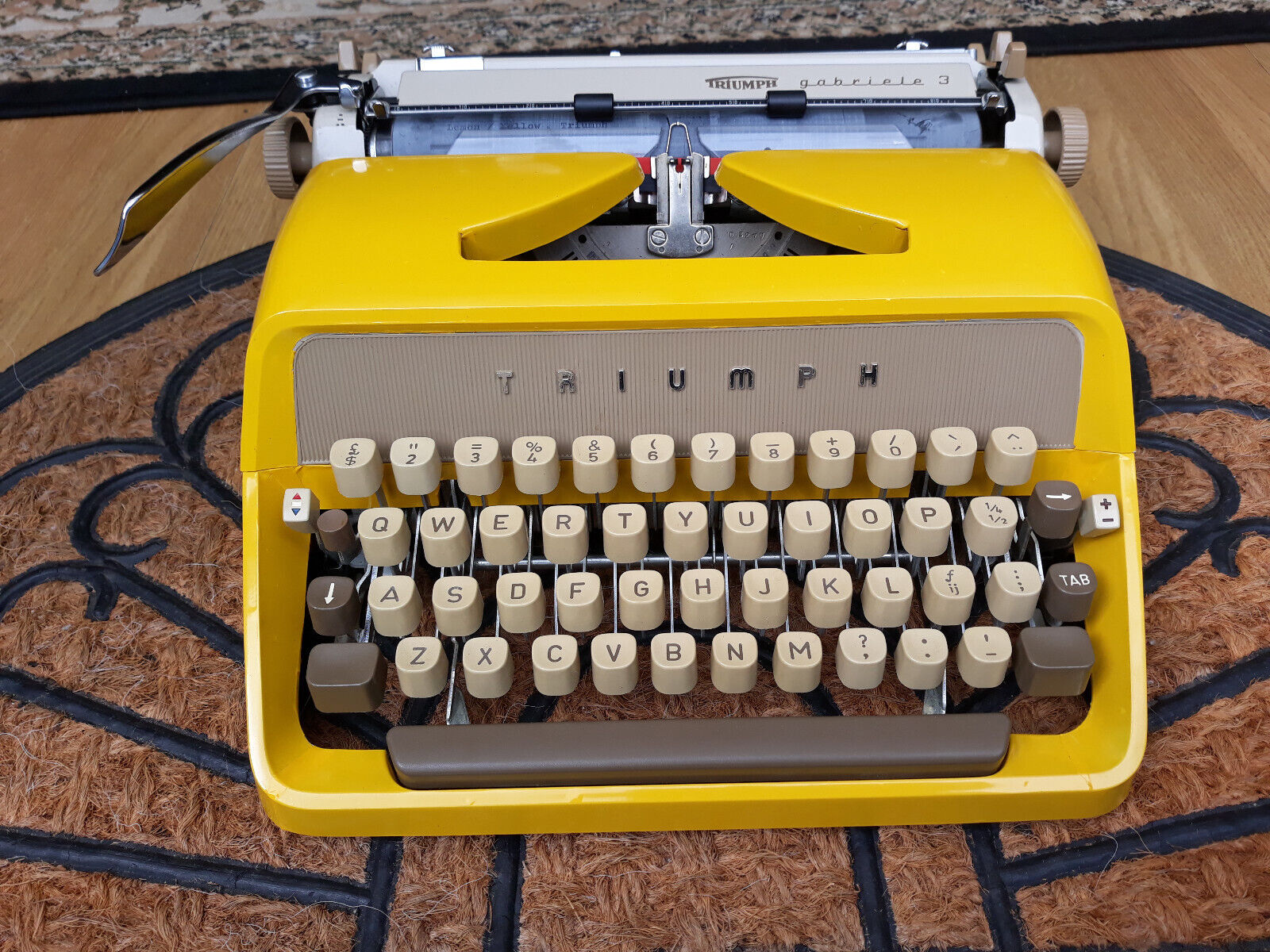 Beautifull mustard yellow Triumph portable vintage typewriter with case