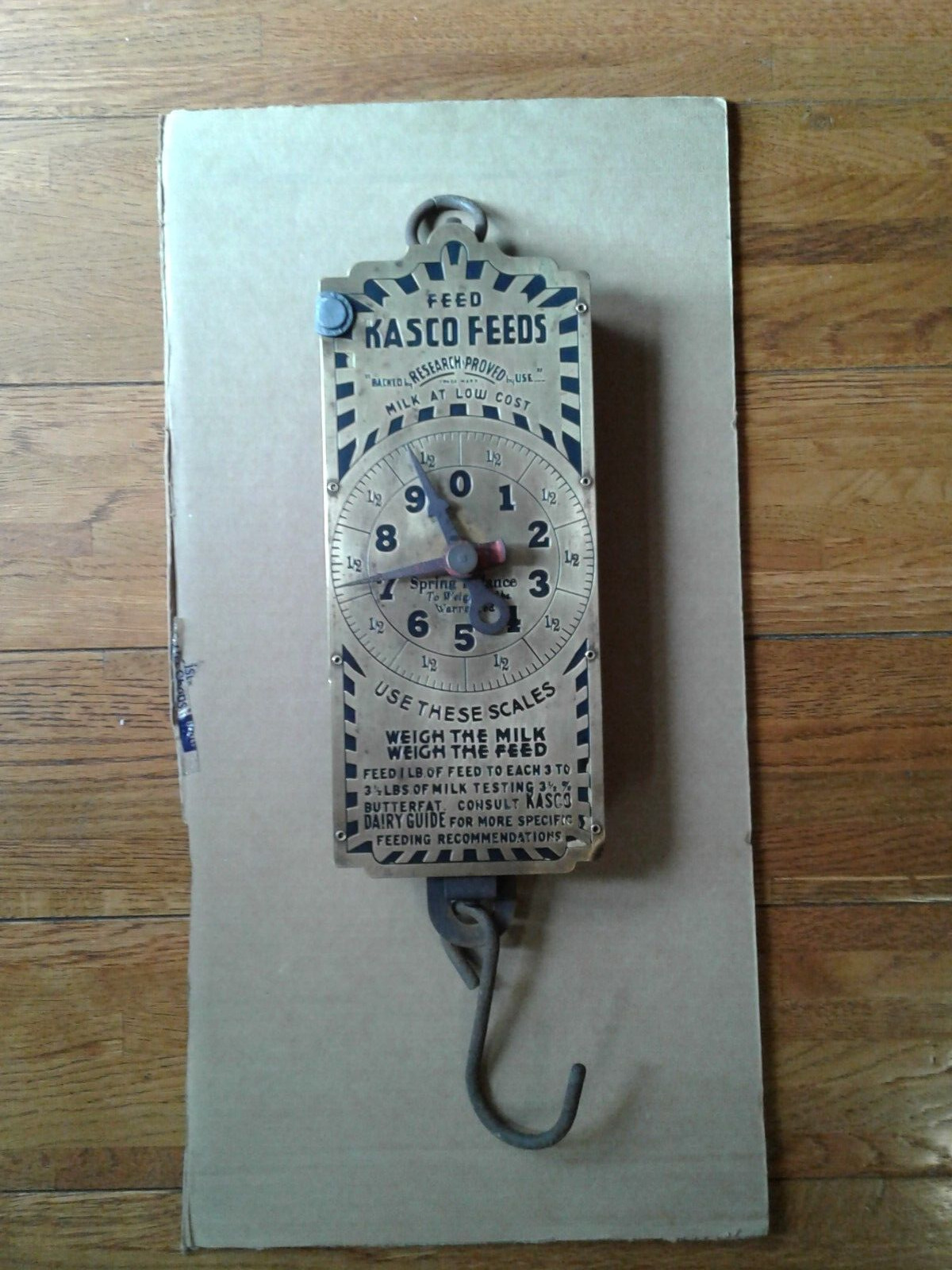 Vintage Kasco Feed 30-lb. spring-loaded scale.