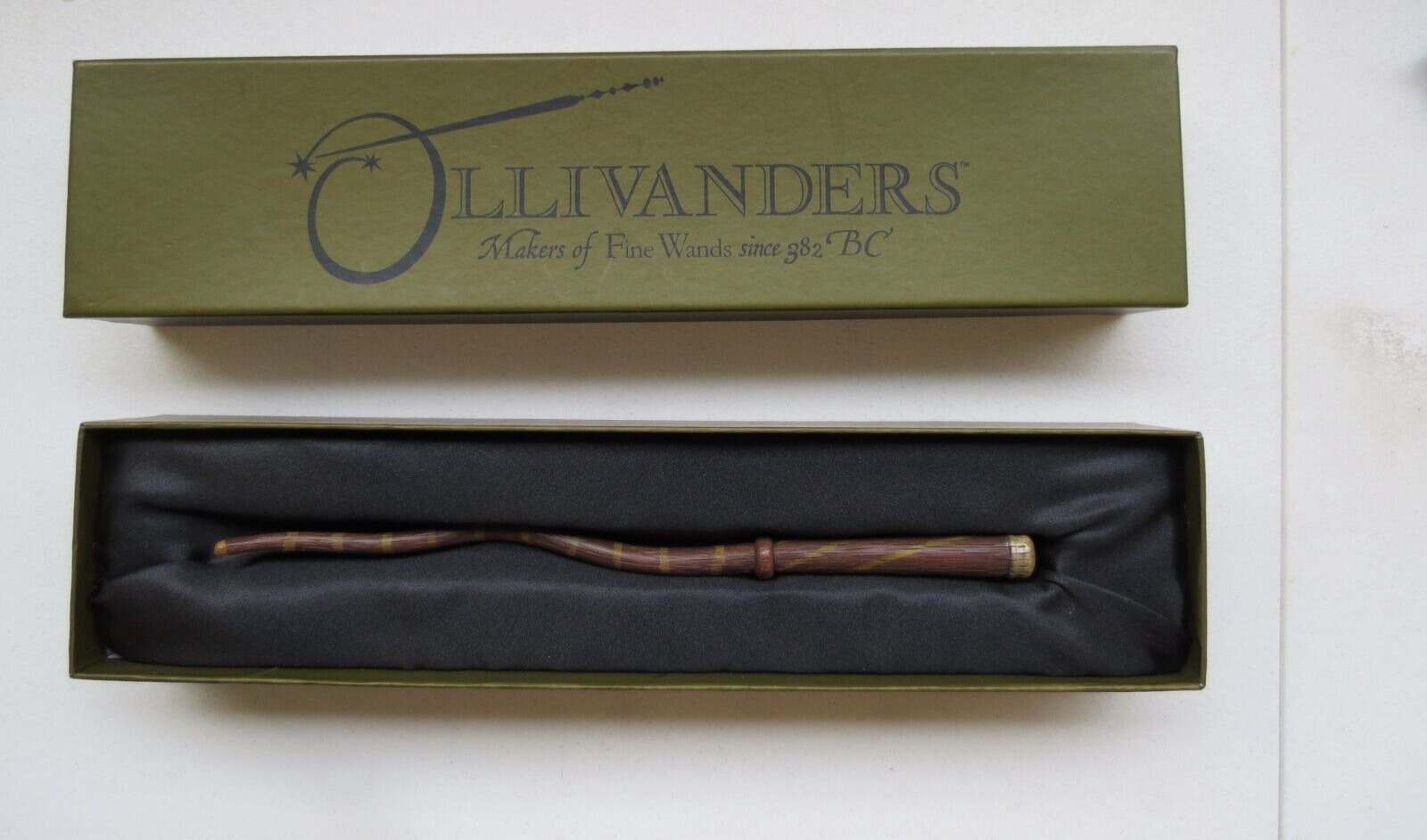 Harry Potter Olivander\'s Wand Willow 5 WITH BOX NICE CONDITION