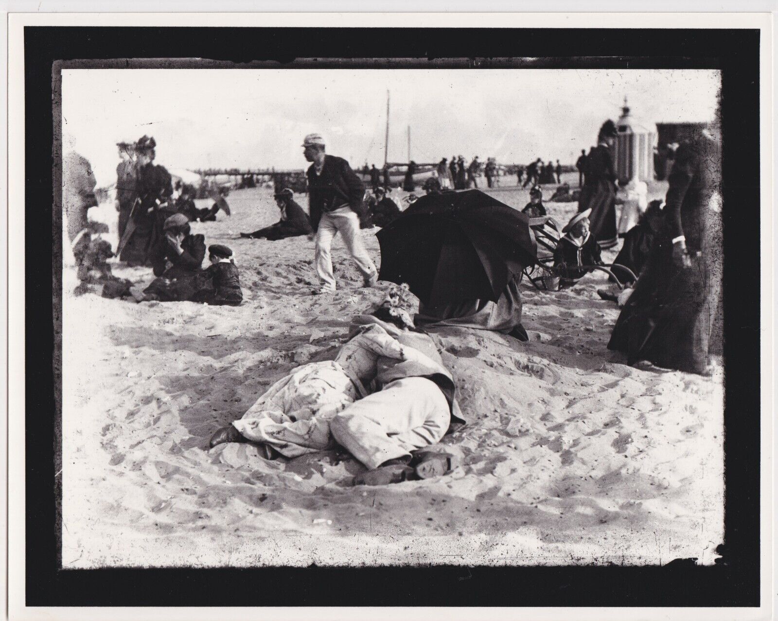 PAUL MARTIN *An Amorous Couple in Love on the Beach * Classic 1892 ENGLAND photo