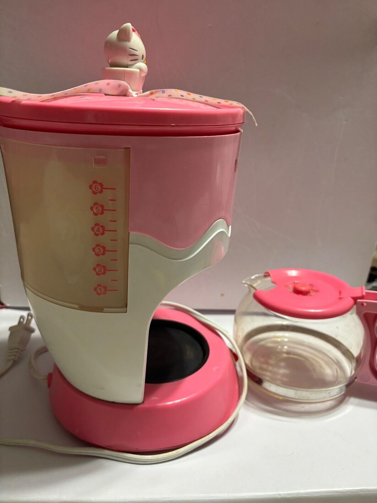 I am a Rare 2006 Sanrio Hello Kitty 6-Cup Coffee Maker Pink Glass/ Plastic Cute