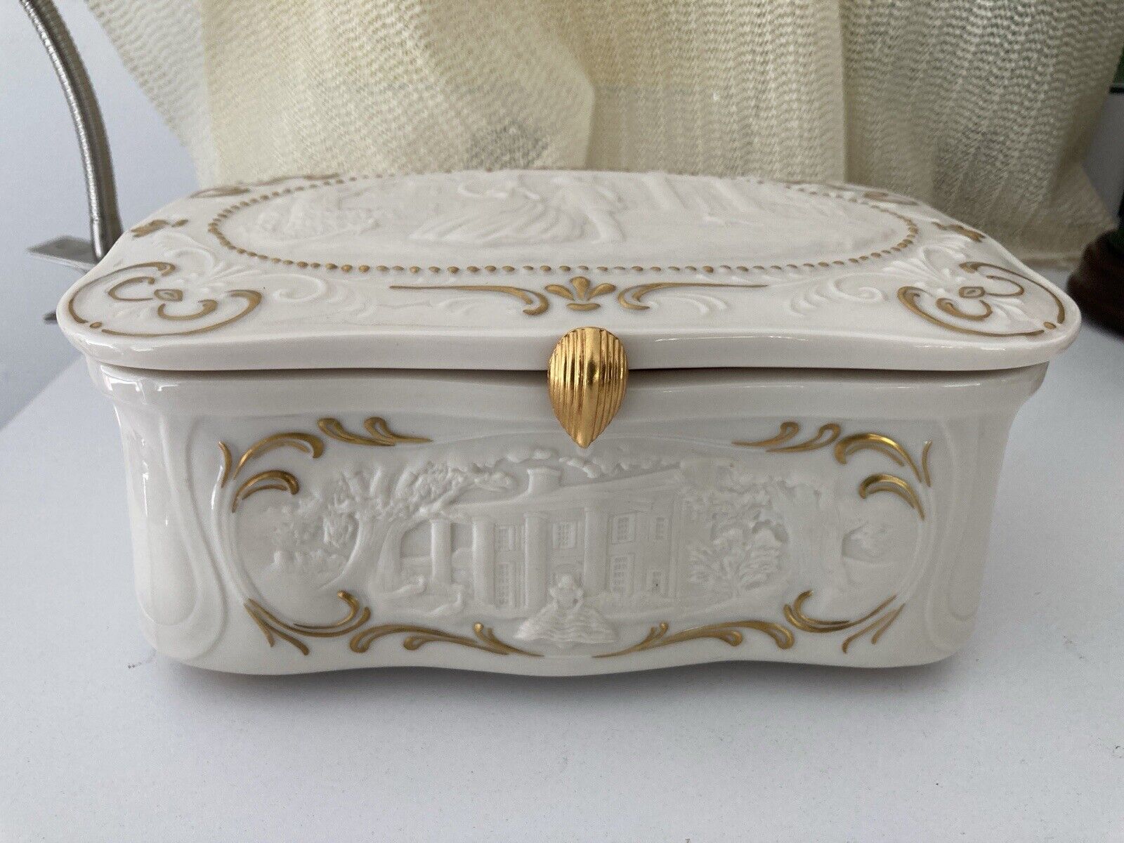 Franklin Mint Gone With The Wind Porcelain Jewelry Box with Tara's Theme Music