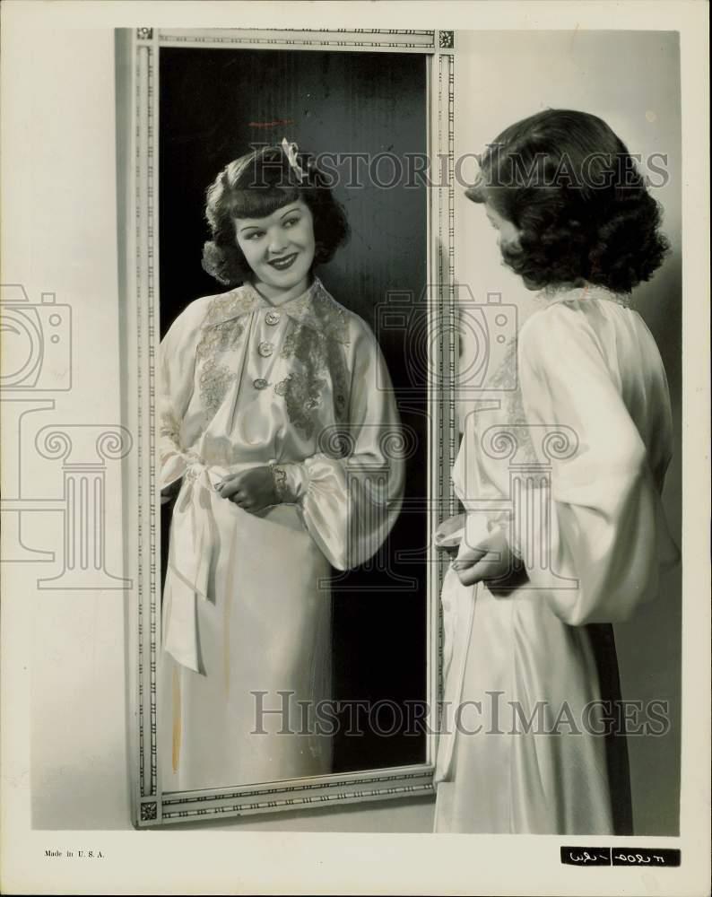1938 Press Photo Dixie Dunbar, 20th Century actress, models negligee.