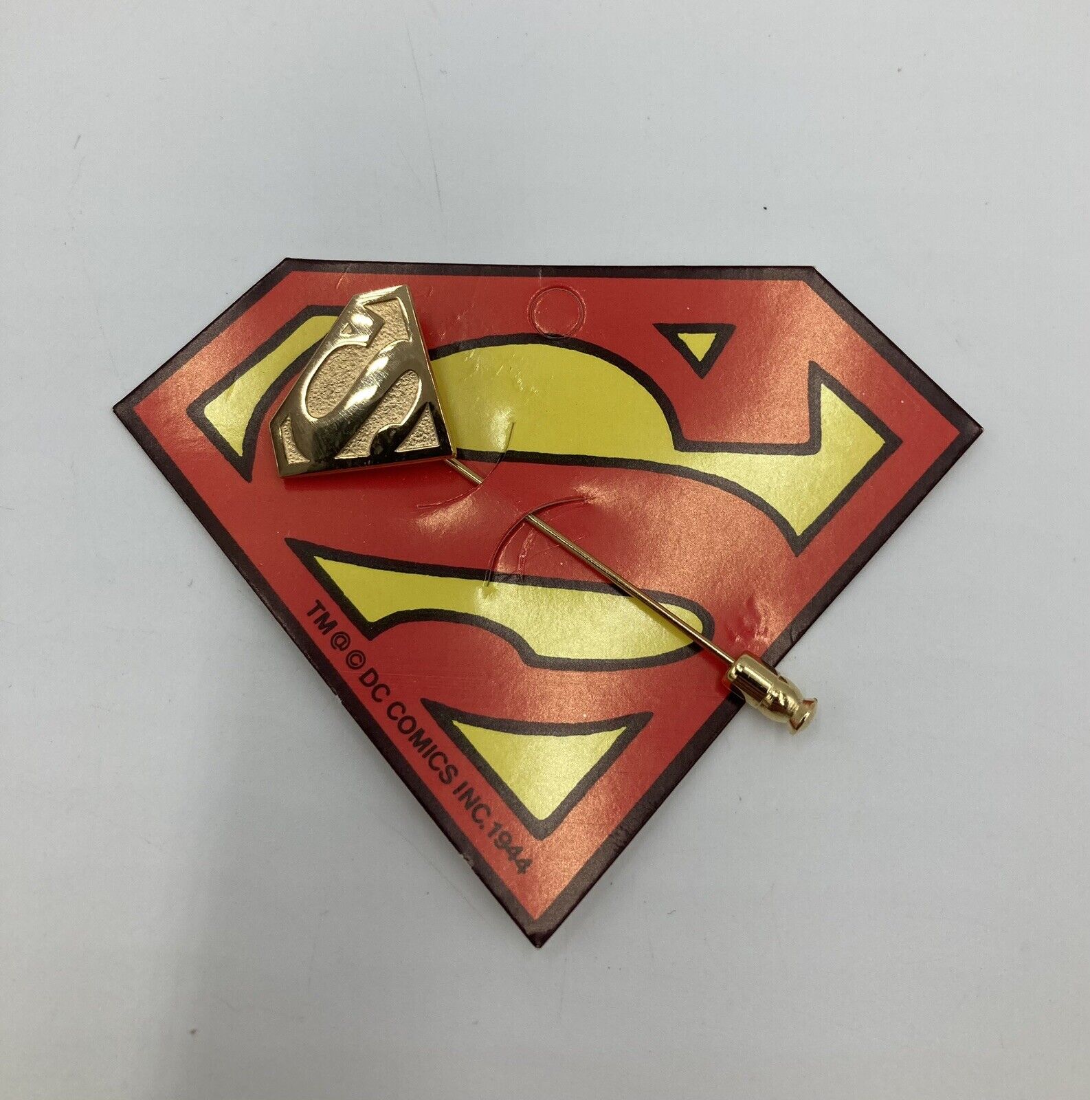 Vintage 1975 Superman Gold Tone Pin Lapel DC Comics 1944 Collectible