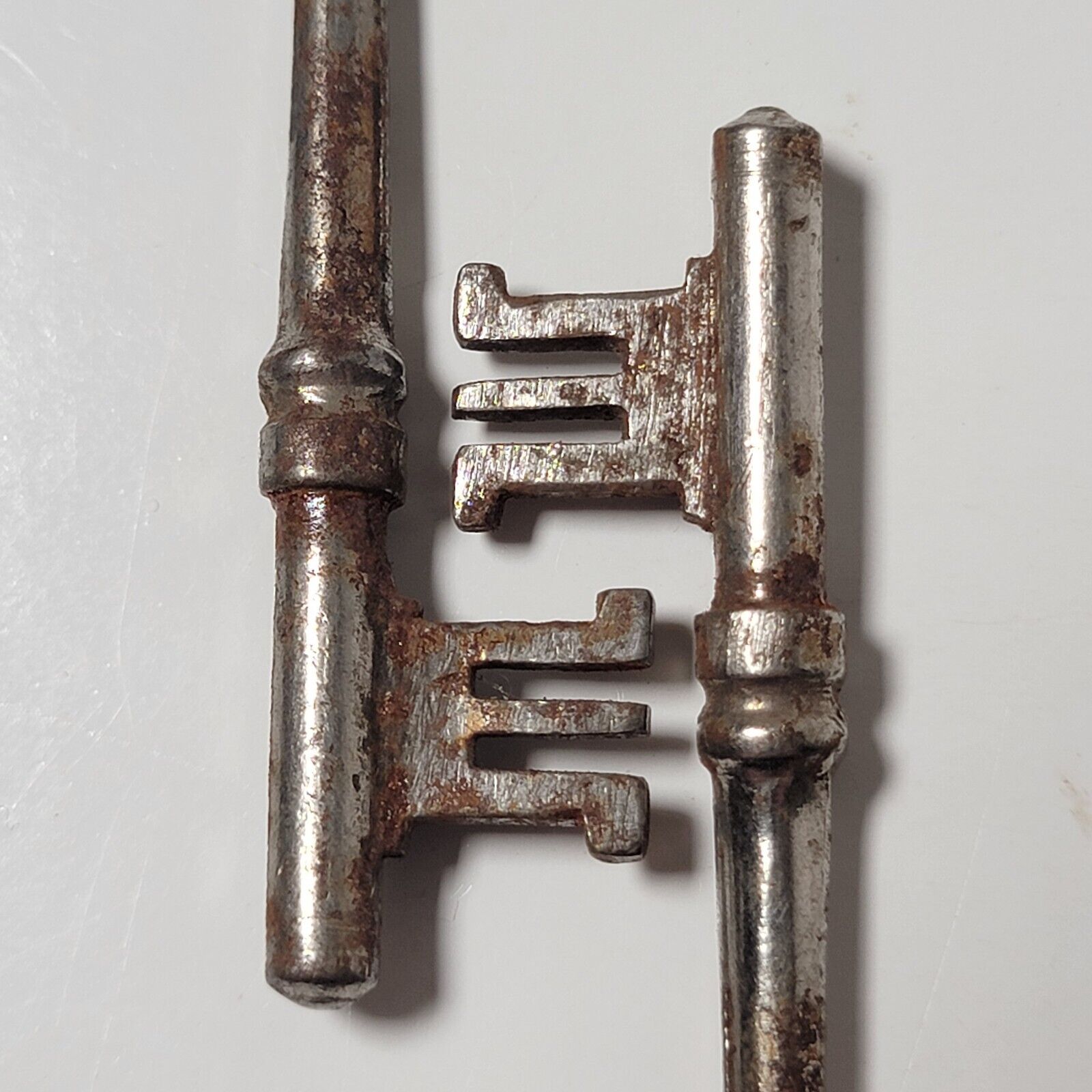 2 Vintage Solid Barrel Skeleton Keys Heart Shape Approx 2 7/8\