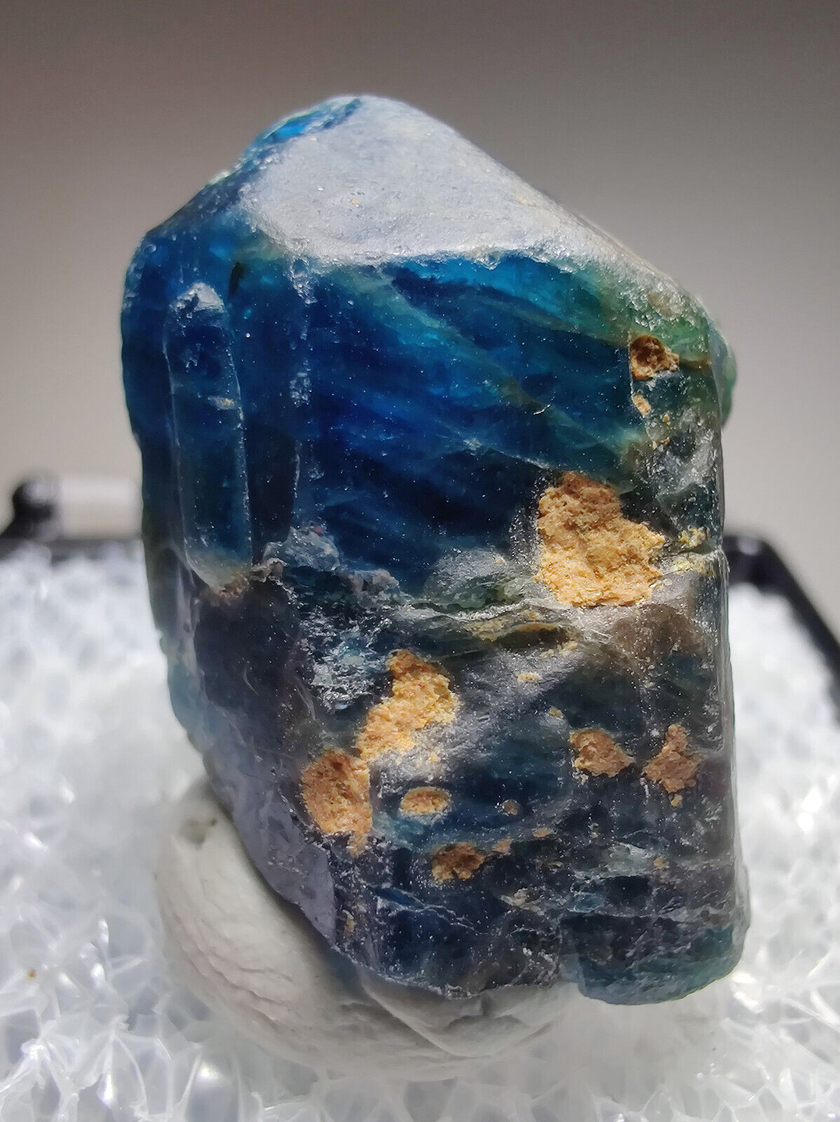 Apatite crystal, fully terminated. Ipirá complex, Bahia, Brazil. 2.5 cm. Video