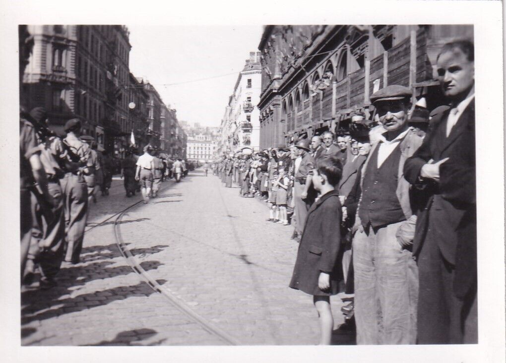 Original WWII Snapshot Photo FREE FRENCH PARADE LIBERATE 1944 LYON FRANCE 946