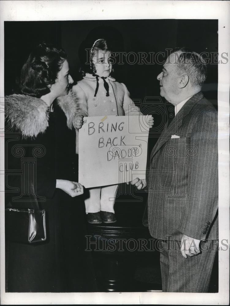 1946 Press Photo 3 yr old Margaret Lou Salas of Bring Back Daddy Club