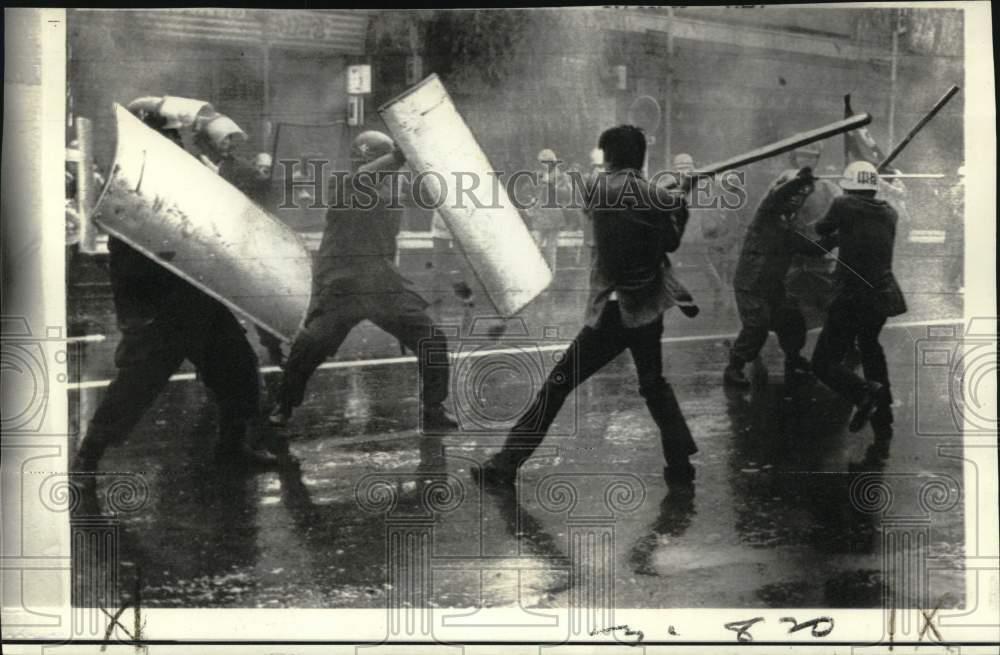 1969 Press Photo Japanese students battle riot police near railway station.