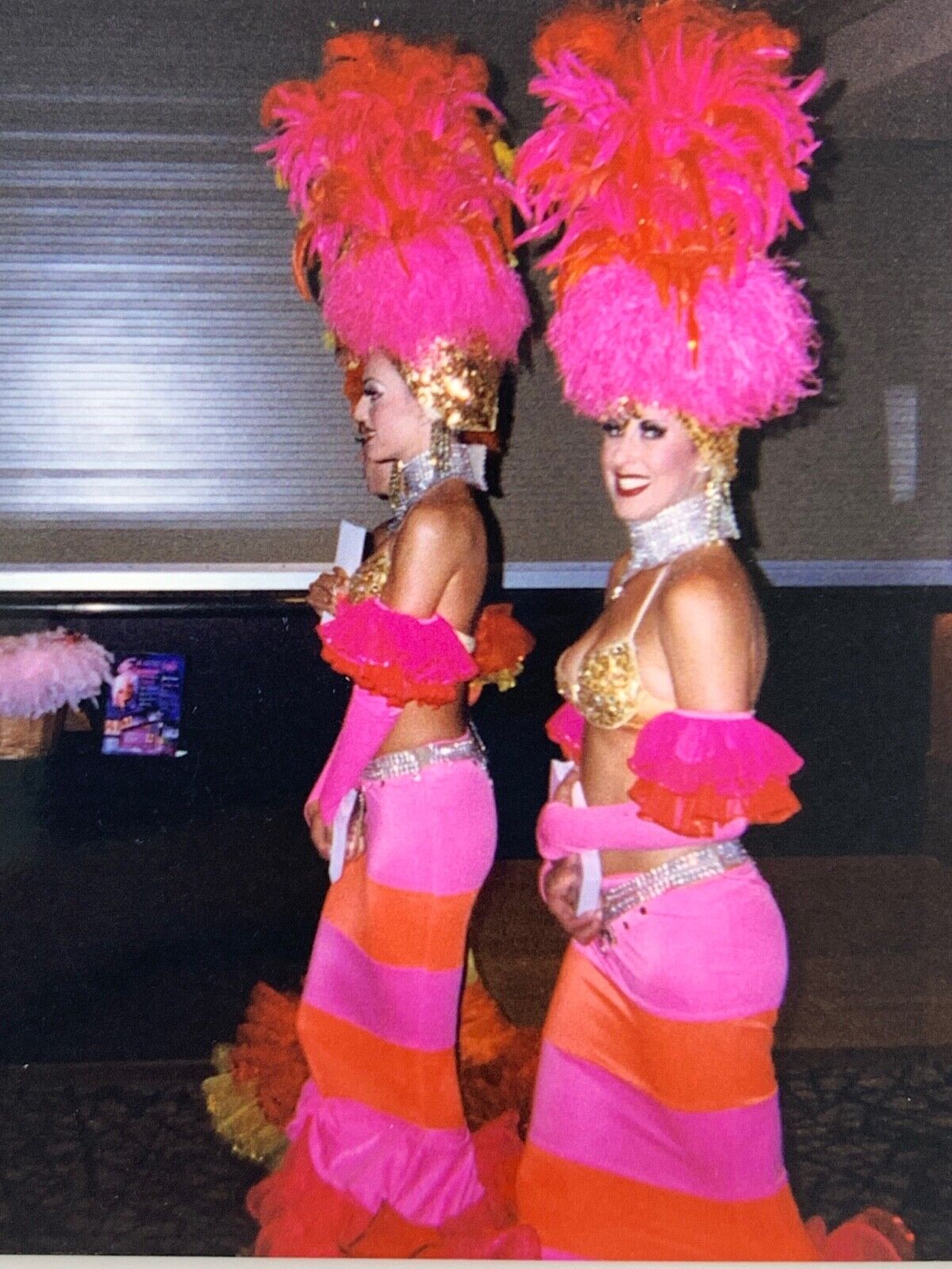 (Kd) FOUND PHOTO Photograph 4x6 Color Las Vegas Feathered Costumes Women