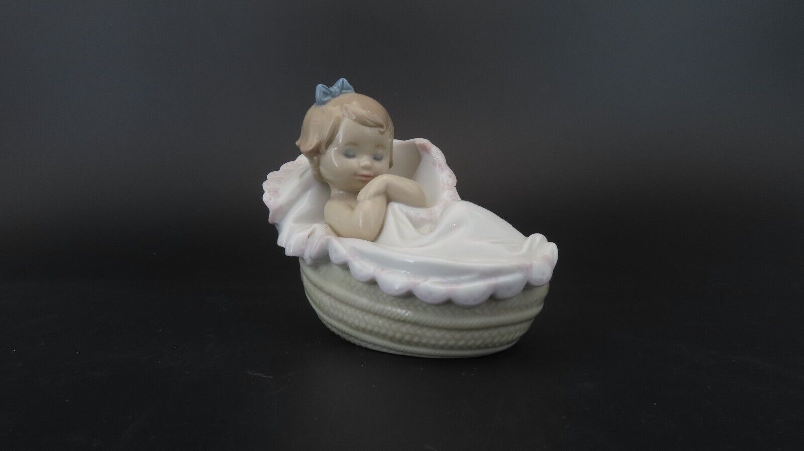Lladro Comforting Dreams 6710 Baby Girl Sleeping In Basket Missing Bird damaged