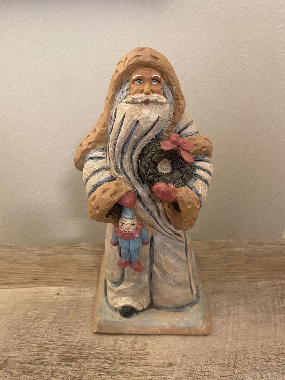 Old World Santa With Wreath Figurine 8.75” Christmas Decor Resin