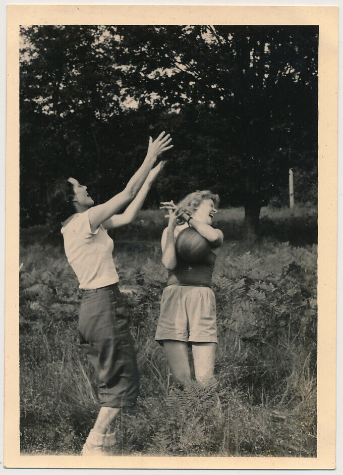 CAREFREE COLLEGE GIRLS PLAY Ball HANDS IN AIR 1940\'s AFFECTIONATE WOMEN photo